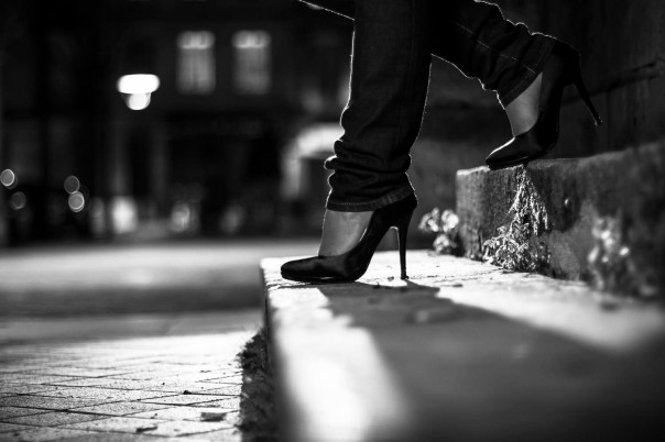 escarpins-haut-talons-noir-blanc-high-heels-jeans-jeune-femme-woman-sexy-girl-photographe-pro-bordeaux-sebastien-huruguen-stairs-escalier-attendre-waiting-canon-eos-nb